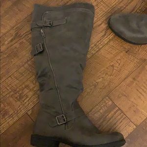 White Mountain comfy grey boots
